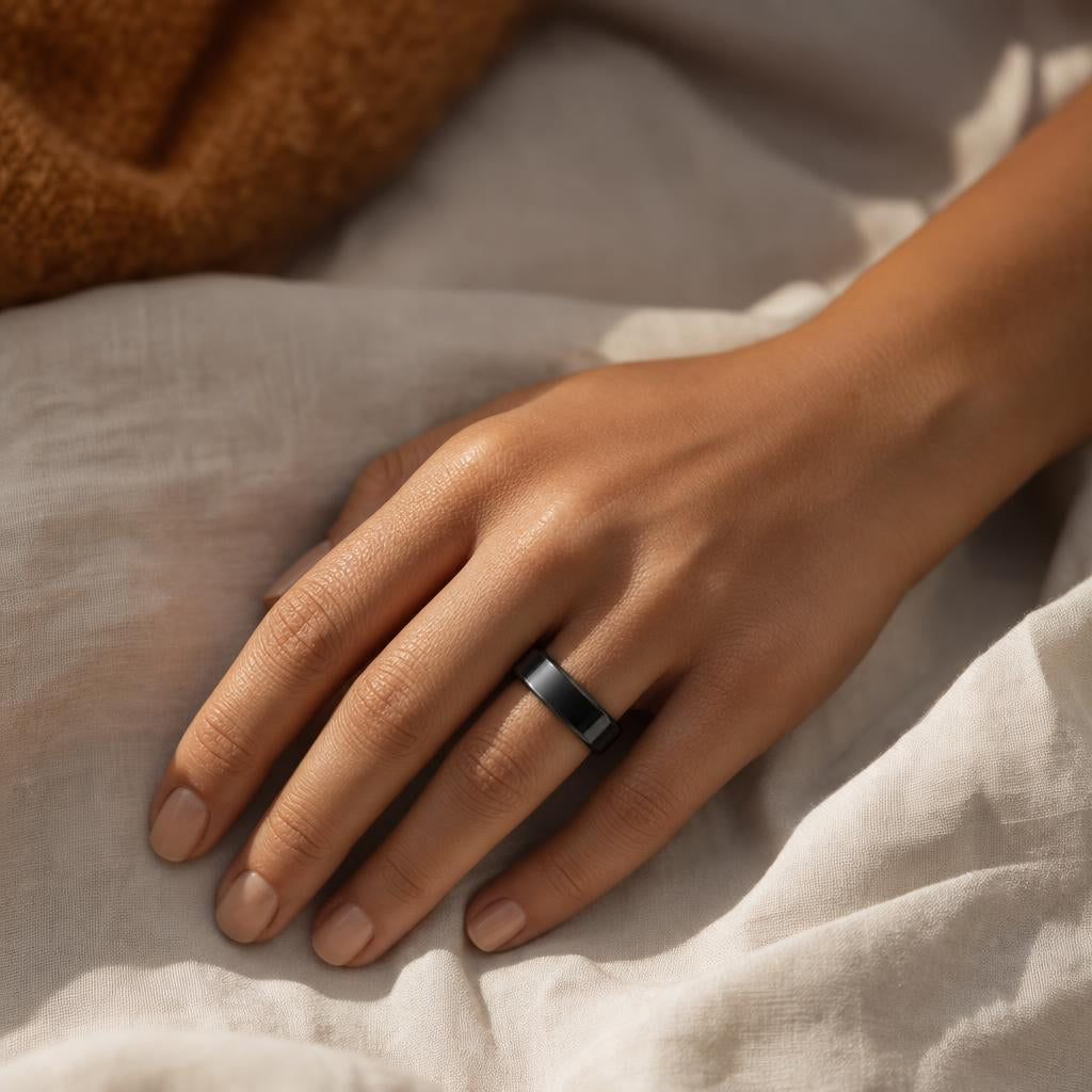 Anillo inteligente puesto en la mano